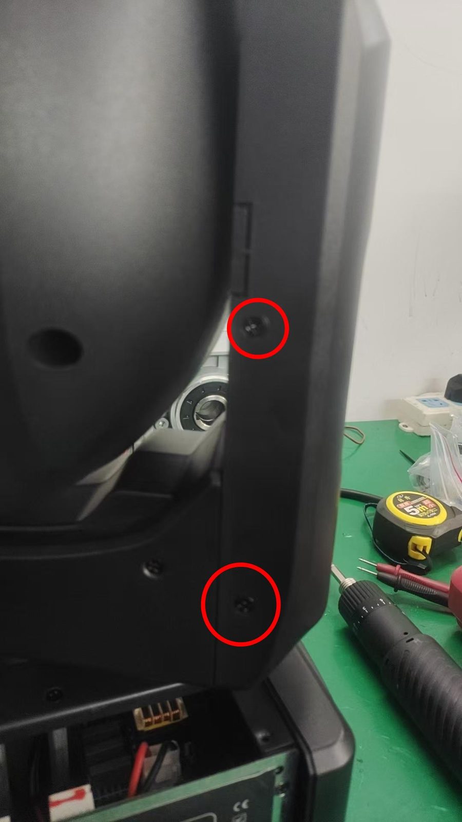 Red circle marking the front and rear screws securing the arm cover