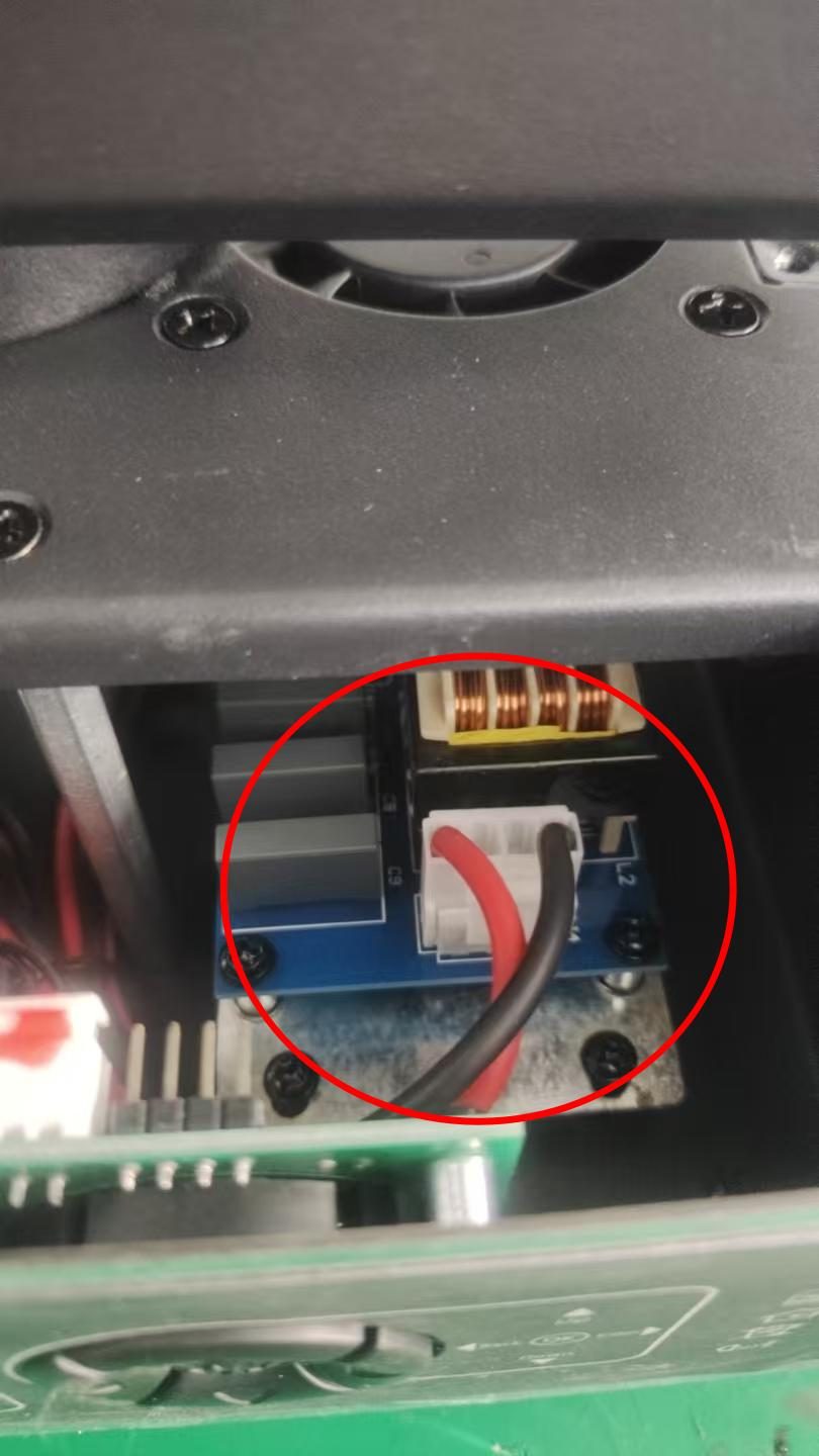Red circle marking the igniter output terminals feeding the lamp